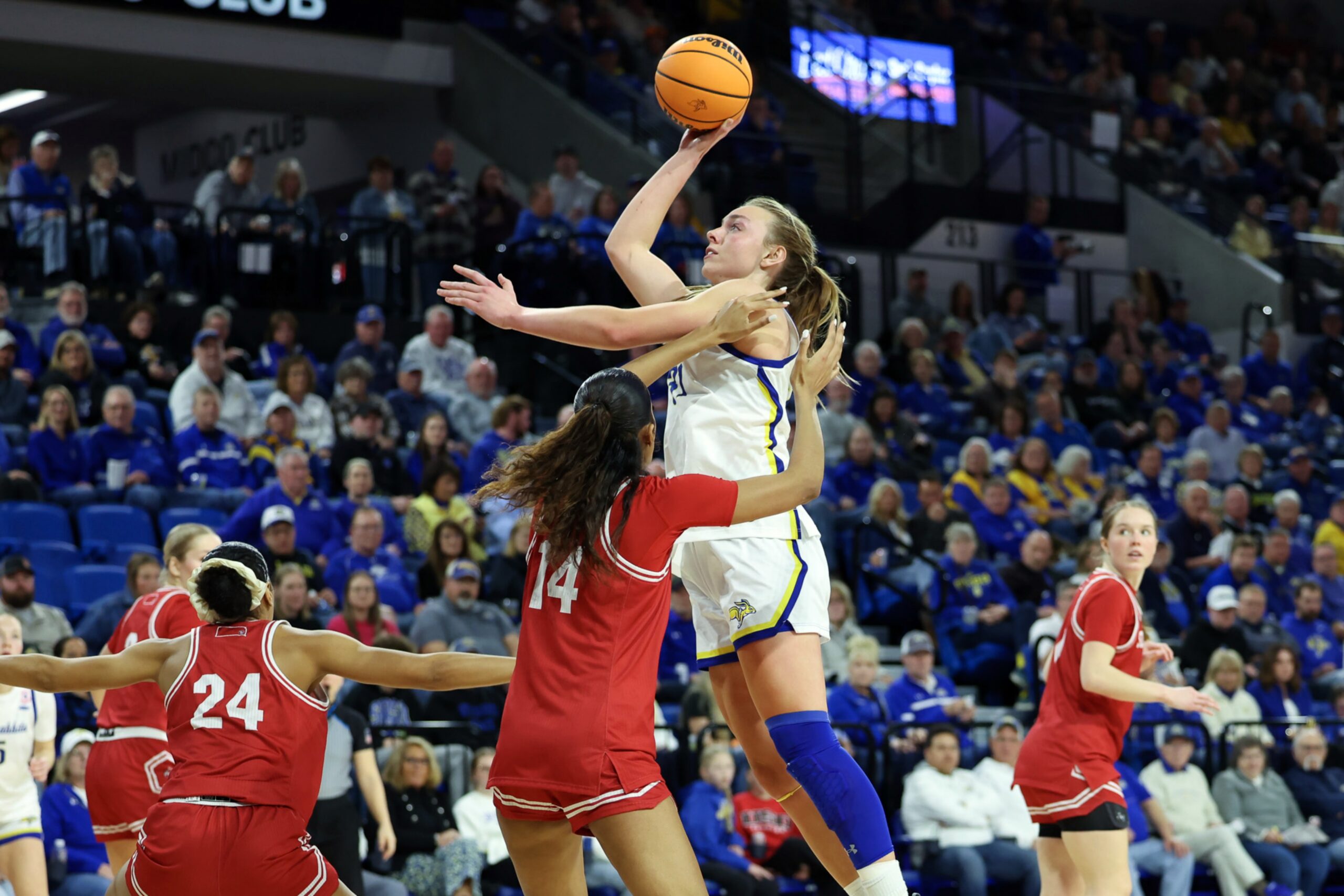 Jackrabbit women blow out Coyotes in regular season finale